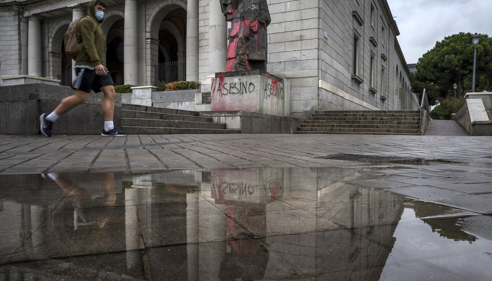 Pintadas fascistas en la estatua de Indalecio Prieto, ministro de la Segunda República y miembro del PSOE, en Nuevos Ministerios, Madrid